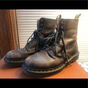 Dr Martens ‘Antique Temperley’ in Charcoal